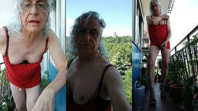 una puta en el balcon