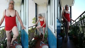 una puta en el balcon