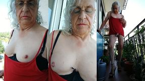 una puta en el balcon