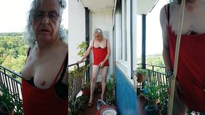 una puta en el balcon