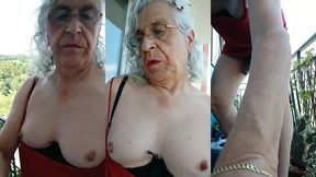 una puta en el balcon