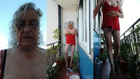 una puta en el balcon