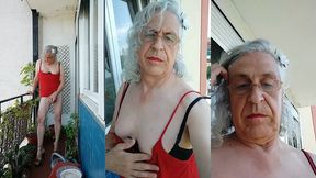 una puta en el balcon