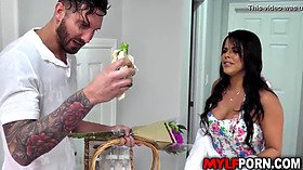 Busty MILF whore Diamond Kitty is having a date with a hot stud Quinton James. They both want to freshen up so they ended up fucking in the bathtub.