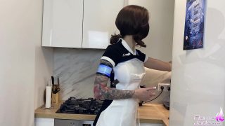 Android Kara Cosplayerin befriedigt die Bedürfnisse ihres Besitzers