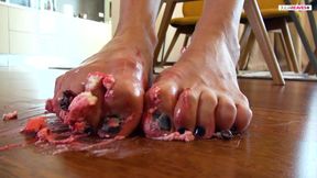 Footfetish with my smelly feet it gets wet