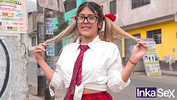 Una t&iacute_mida colegiala folla por un poco de dinero