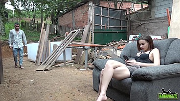 O vizinho da favela passa e para pega a novinha no pelo e goza dentro - Luara Amaral - Bettohfitness