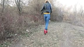 Escape in the woods by losing your shoes MP4(1280x720)FHD