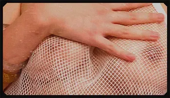 SARA rubs her cunt and fondles tits in bath