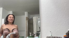 Arab MILF Tied Tits Comes Home From Shopping