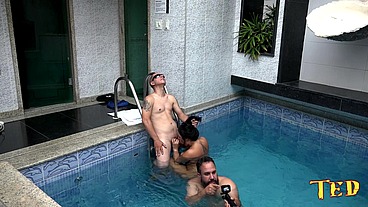 Na casa do Ted sempre tem uma gostosa e os amigos fico sempre indo fuder - Stella Smeets - Samuray Farias