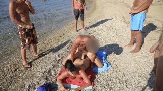 Muž šuká německou dívku a naplňuje jí anál spermatem od velkého ptáka