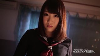 Japanische Schulmädchen-Cosplayerin wird beim Gangbang vergnügt