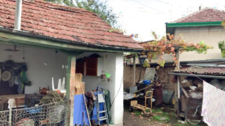 Zelfgemaakte film van een Europese hoer met een grote kont die in haar kont wordt geneukt