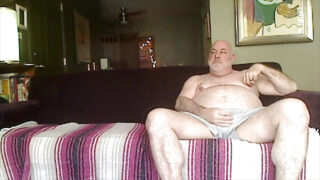 Iso musta kulli panee pulleita homokarhuja kovaa jalkafetissivideossa, jossa esiintyy runkkausta ja kuumia siemensyöksyjä