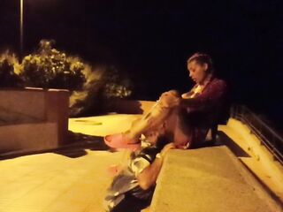 Sesso in spiaggia pubblica (con guardone)