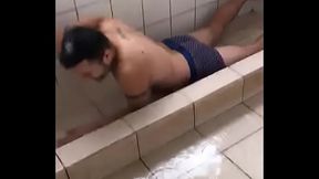 Intenta escapar despu&eacute_s de saber que esta en un ba&ntilde_o lleno de vergas peludas