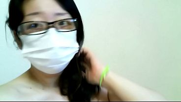 足を開いてイヤらしくオナニーする人妻