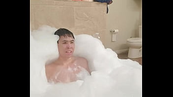 11624 Solo Bubble Bathboy Moment