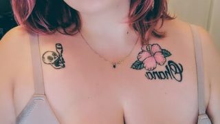Squirt, squirting – video casero de una MILF americana tetona con grandes tetas naturales masturbándose
