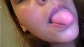 Jovencita excitada y mojada masturb&aacute_ndose