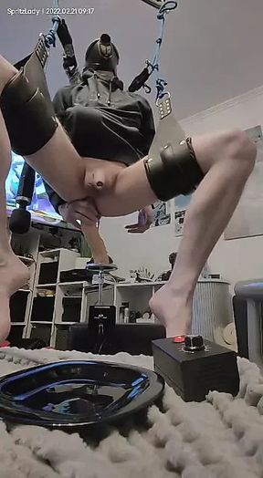 Gasmask fucksling xxl dildo fucks me