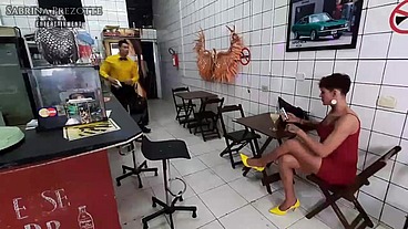 THE WAITER, O Garçom... quem nunca sonhou em fuder em um bar? nessa nova historinha Sabrina Prezotte fode deliciosamente O Garçom Derick em seu local de trabalho, dando uma deliciosa gor