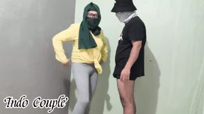 Kakak tiri Muslim masuk ke kamar tempat tiidur saudara tiri tanpa mengetuk pintu. Stepsister and stepbrother