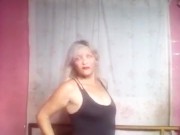 Una vieja madura muy sexy bailando