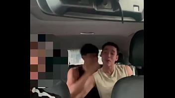 PASSAGEIRO PEGA CARRO DE APLICATIVO E FODE NO BANCO DE TRAZ