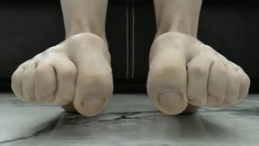 Curling your toes using the floor on the front view clips WMV FULL HD 1080p