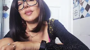 Amateur Italian MILF slaps and pours pee on herself after deepthroat