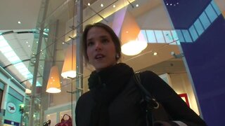 Teeny in der Mall angesprochen und von two Typen auf gefickt