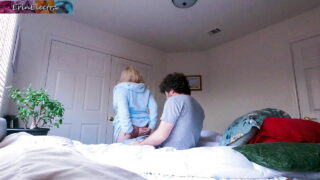 Creampie, cowgirl &#8211; o amatoră, o milf americană cu țâțe mari și naturale, futută în cur și cu fundul plin de sperma.