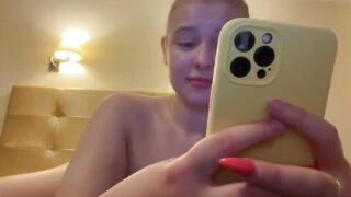 مراهقة هاوية مدهونة بالزيت تهز مؤخرتها الكبيرة بمفردها