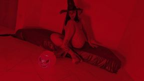 a bruxinha cheia de tesao fez magia erotica para fuder seu bucetao