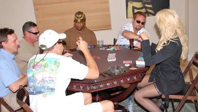 Vinder blond sexet MILF i poker