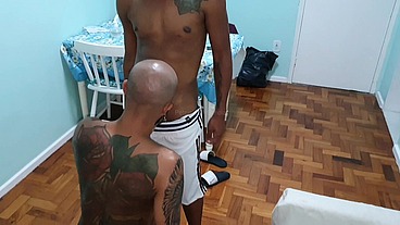 Macho entra em casa errada e fode o rabão do dono .