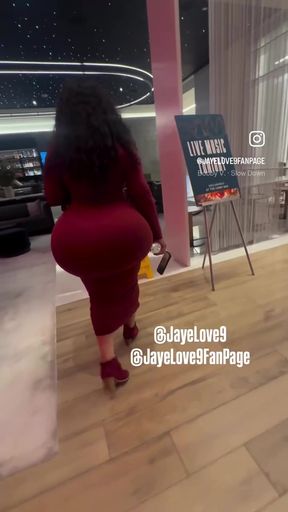 Big booty babe shows off her round ass
