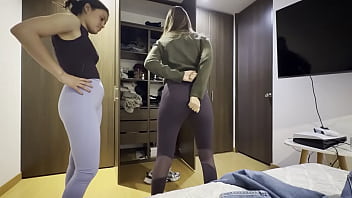 Dos mujeres e ponen sus ropa del GYM, tienen una lucha libre femenina de culos y brazos.