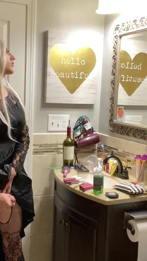 Emo Crossdresser Puts on Buttplug and Jerks off