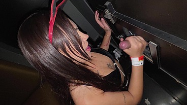 A novinha chega meio acanhada com tantos paus no glory hole