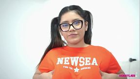 RANDOM - Latina inexperta se pone cachonda mientras se masturba su co&ntilde_ito con dildo luego de pasar su primer casting - Ivanna D&iacute_az