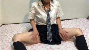 最近暖かくなってきて身体が汗臭い。脇汗が見えないようにおもちゃを使って制服姿で痙攣おなにーしました。