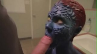 Increíble Mystique Cosplayer chupando una enorme polla en POV