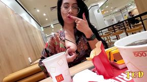 ela nao aguentou e fez um boquete dentro do mcdonald s - japa do bundao