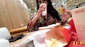 ela nao aguentou e fez um boquete dentro do mcdonald s - japa do bundao