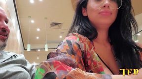 ela nao aguentou e fez um boquete dentro do mcdonald s - japa do bundao