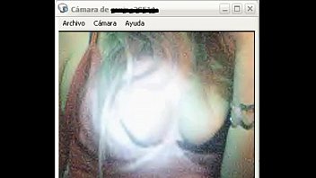 Mujer con cuerpazo se exhibe en webcam.